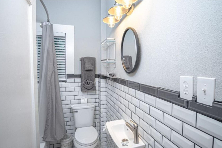 Bathroom 5, Remodeled Modern 1BR 1BA Apt Near Downtown 5min Pearl, Bexar