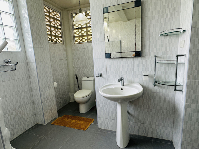 Bathroom 5, Mairood Resort, Khlong Yai