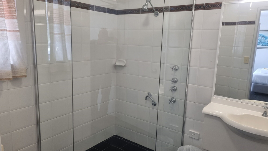 Bathroom 3, Forstay Motel, Great Lakes