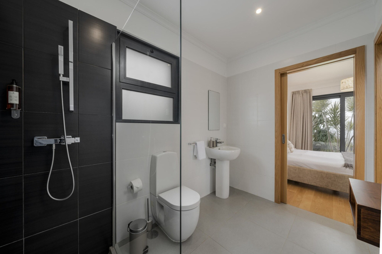 Bathroom 3, Pool, Garden and sea View - Villa Hibiscus, Calheta