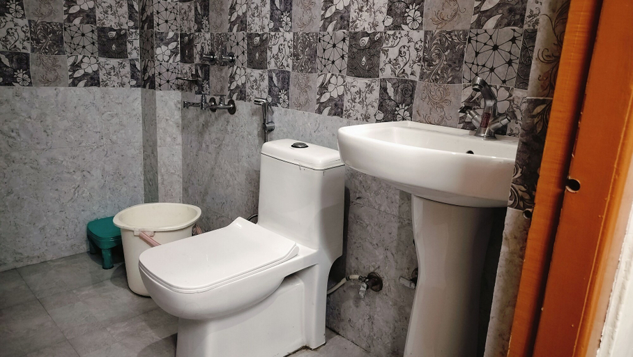 Bathroom, White Mountain By Hill Hikers, Kangra