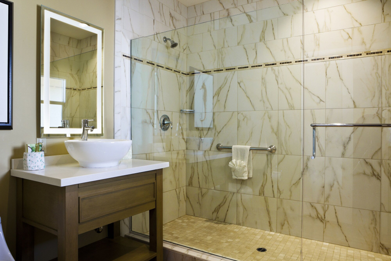 Bathroom 4, Pacific Shores Inn on Pacific Beach, San Diego