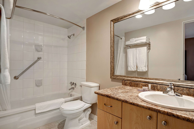 Bathroom 5, Days Inn by Wyndham Victoria Uptown, Capital
