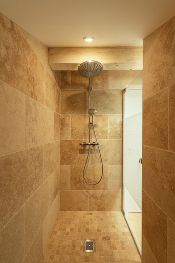 Bathroom 5, Aux Truffes de Combecave, Lot