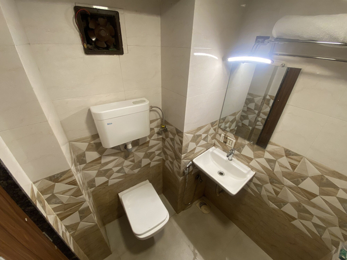 Bathroom 3, Hotel Jodiya - Near CST, Mumbai City