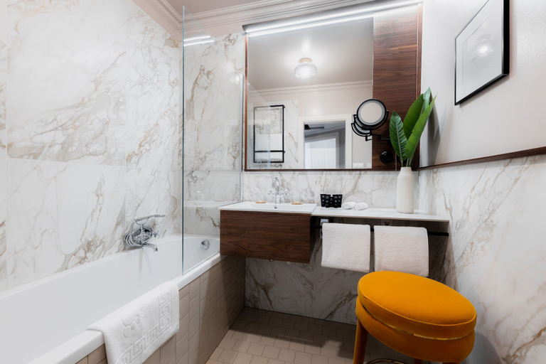 Bathroom 5, Queen's Court Hotel & Residence, Budapesti