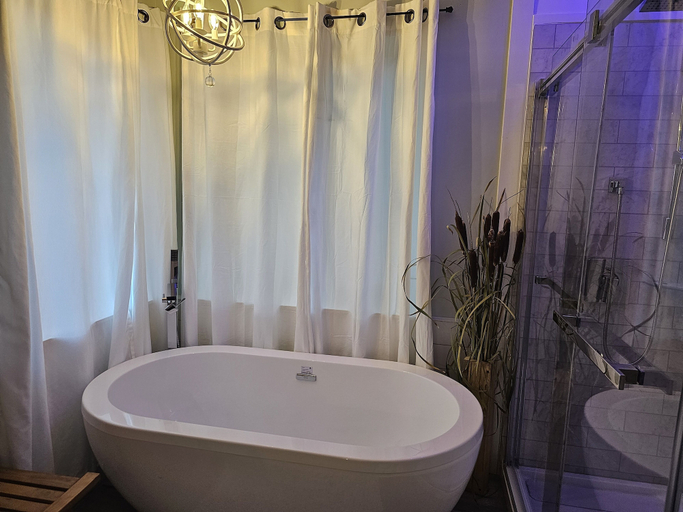 Bathroom, Luxury ocean dock pool villa, Cowichan Valley