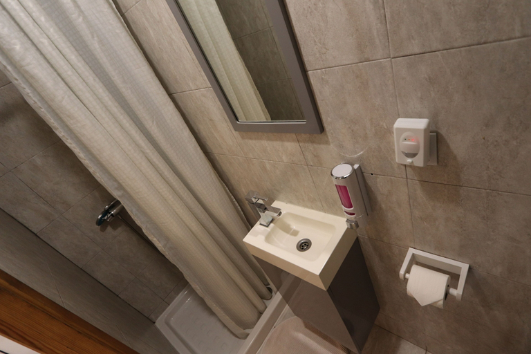 Bathroom 5, Welcome Guest House - Hostel, Lisbon