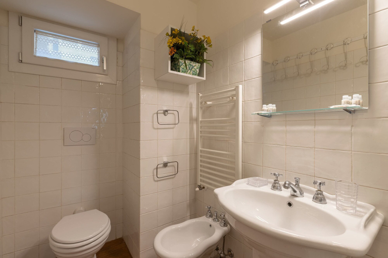 Bathroom 3, Pitti Suite, Florence