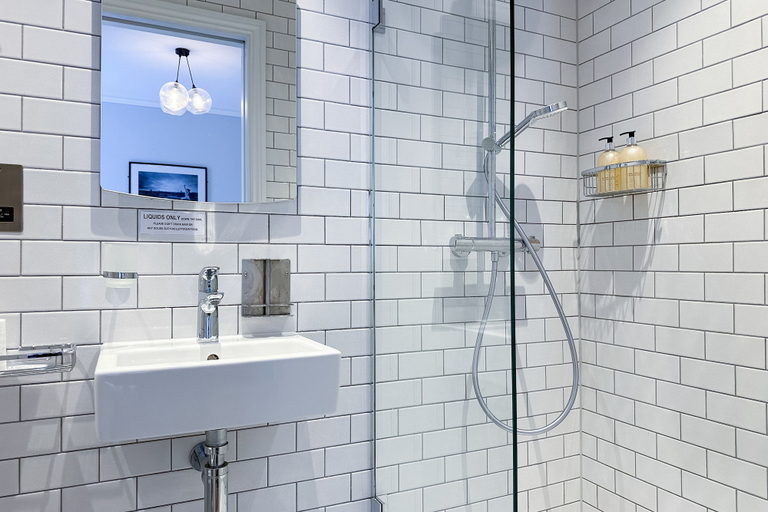 Bathroom 4, THE KNIGHT OF NOTTINGHILL, London