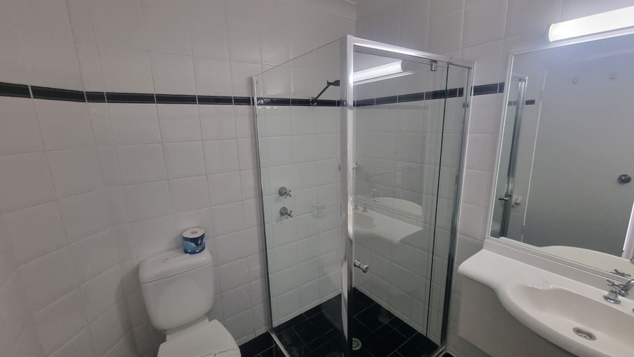 Bathroom 3, Forstay Motel, Great Lakes