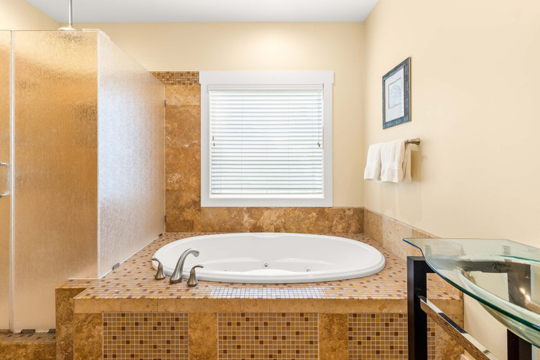 Bathroom 3, Coral Reef, Chatham