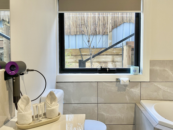 Bathroom 4, Arthurs Holiday Villa, Melbourne