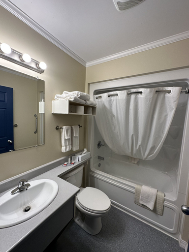 Bathroom 4, Travellers Inn, Sunbury