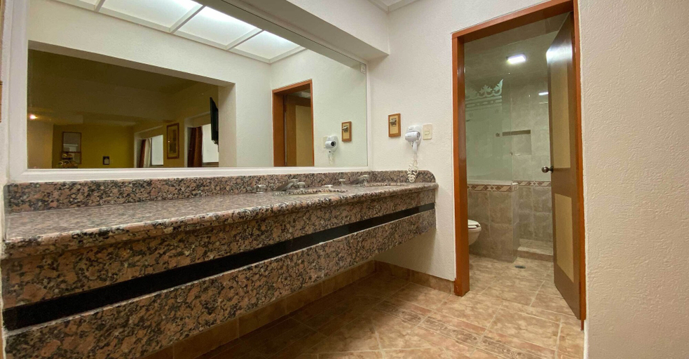 Bathroom 4, Gran Hotel Villa de Madrid, Mexico City