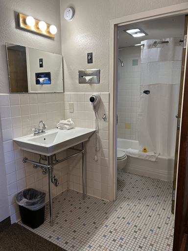 Bathroom 5, O'Haire Inn, Cascade