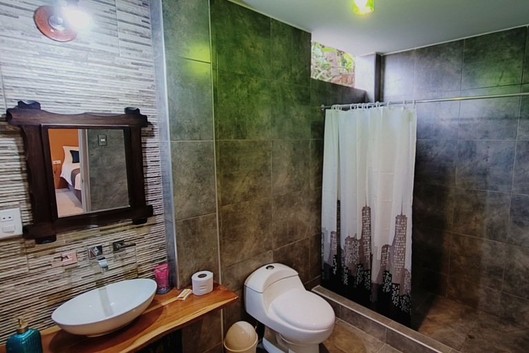 Bathroom 4, Serenity Lodge, Ica