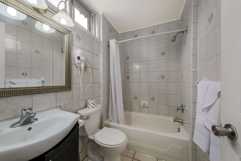 Bathroom 4, Knights Inn Burlington, ON, Halton
