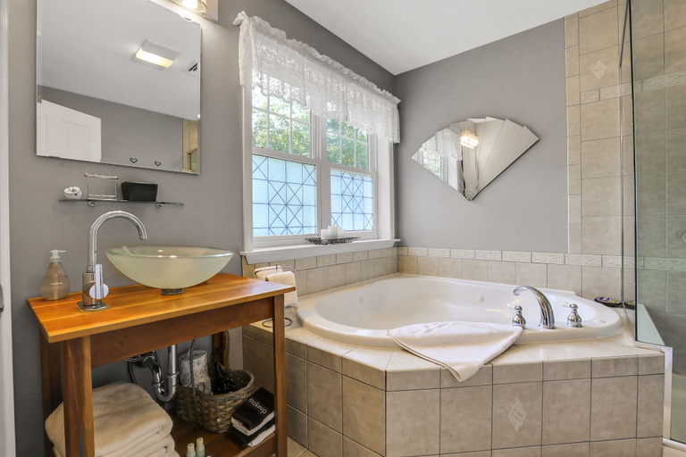 Bathroom 3, Moondance Ridge Bed & Breakfast, Ulster