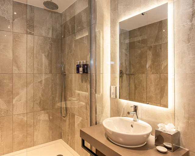 Bathroom 4, Hotel La Tour, Milton Keynes