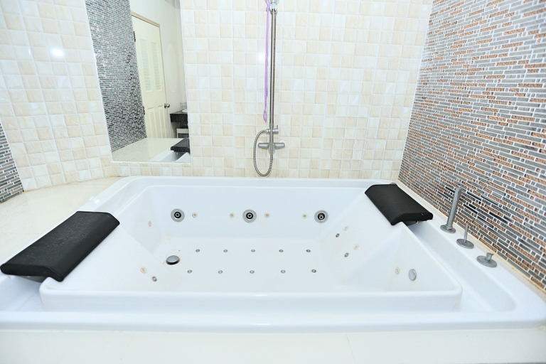 Bathroom 4, Lucky sun patong, Phuket Island
