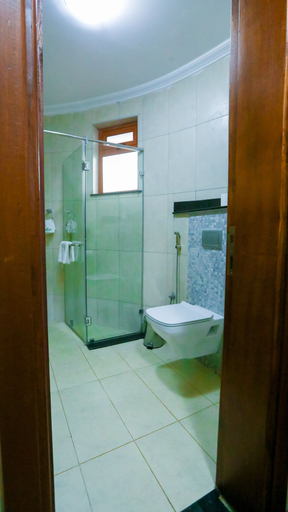 Bathroom 5, Aberdare Royal Cottages, Kieni