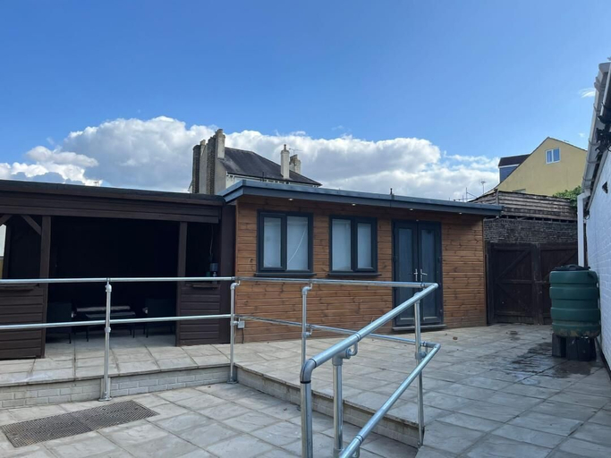 Exterior & Views 2, Nikoda Lodge, Medway