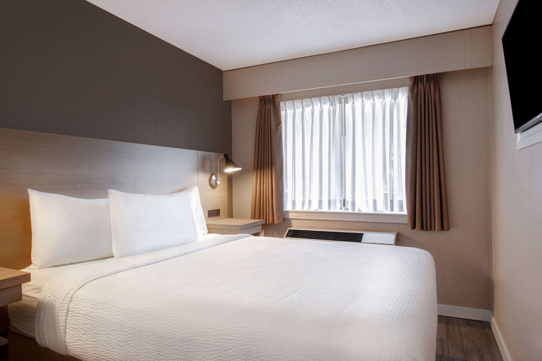 Bedroom 4, Days Inn by Wyndham Victoria Uptown, Capital