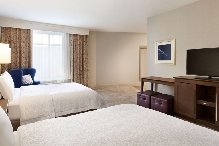 Bedroom 3, Hampton Inn & Suites Seattle/Renton, King