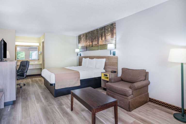 Bedroom 3, Days Inn by Wyndham Macon I-475, Bibb