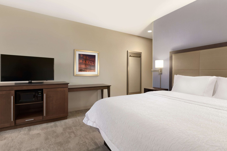 Bedroom 3, Hampton Inn & Suites Seattle/Renton, King