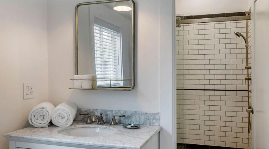 Bathroom 4, The Shore House, Washington