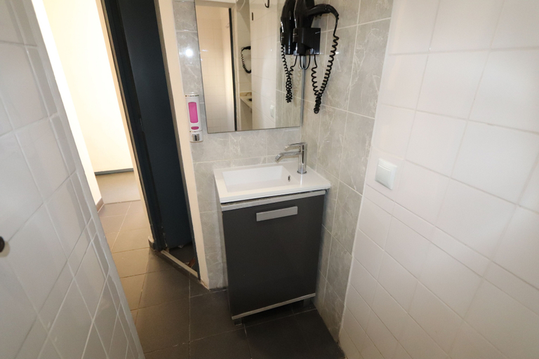 Bathroom 5, Welcome Guest House - Hostel, Lisbon