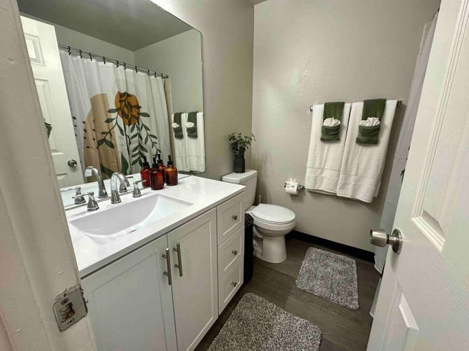 Bathroom, The Hygge Apt B, El Paso