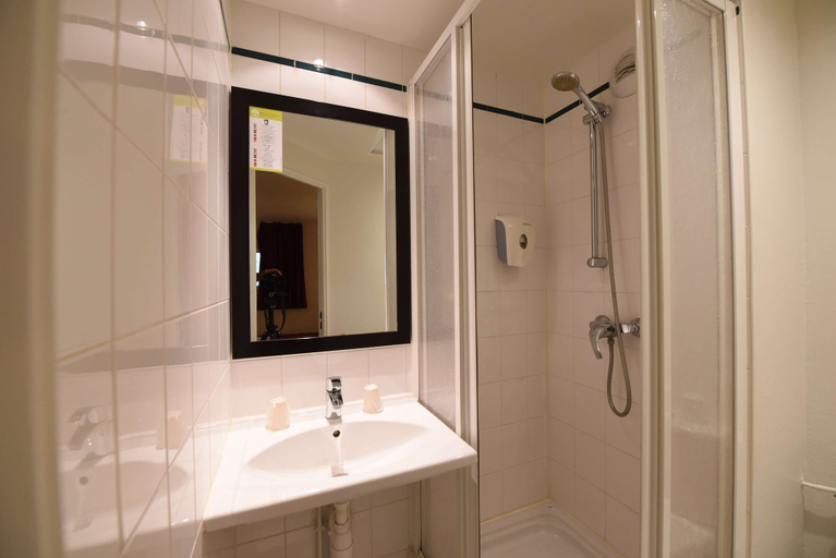 Bathroom 4, Première Classe Paris Est - Rosny sous Bois, Seine-Saint-Denis