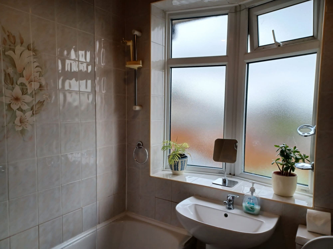 Bathroom 3, Huku Kwetu - Milton House, Luton