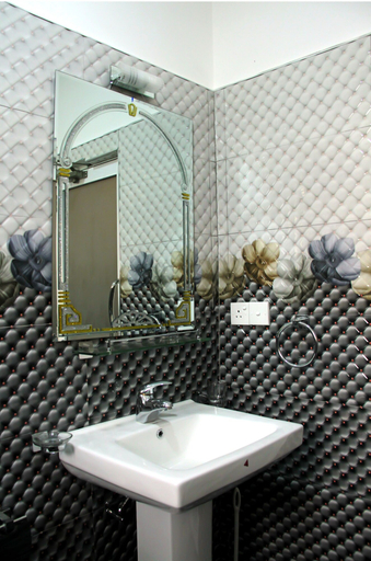 Bathroom 5, Ronaka Airport Transit Hotel, Katana