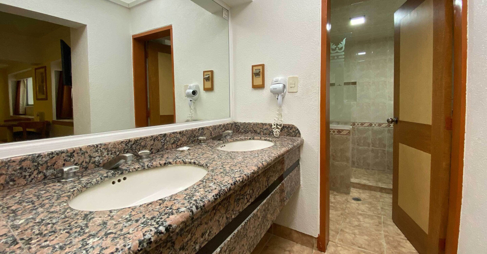 Bathroom 3, Gran Hotel Villa de Madrid, Mexico City