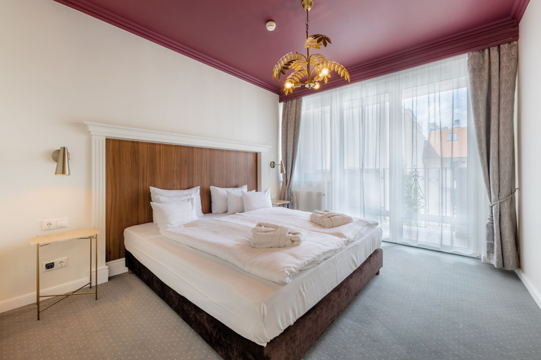 Bedroom 3, Queen's Court Hotel & Residence, Budapesti