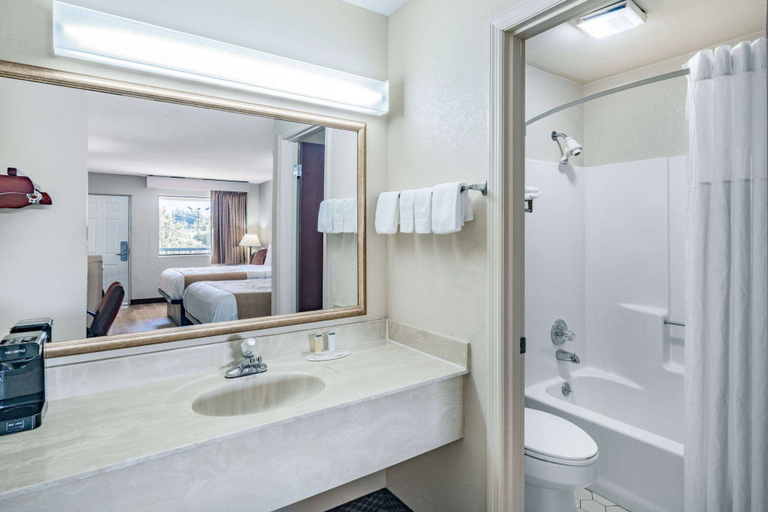 Bathroom 4, Days Inn by Wyndham Macon I-475, Bibb