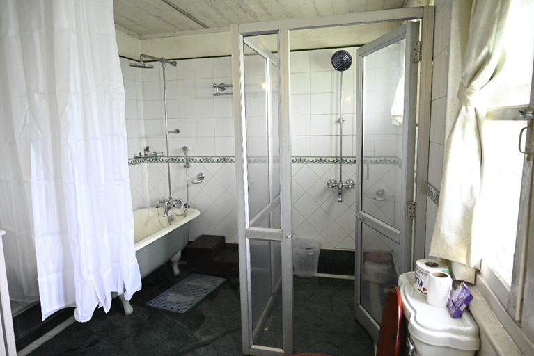 Bathroom 3, Tumsong Tea Retreat, Darjiling