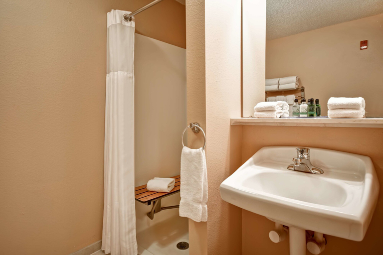 Bathroom, GrandStay Hotel & Suites, La Crosse