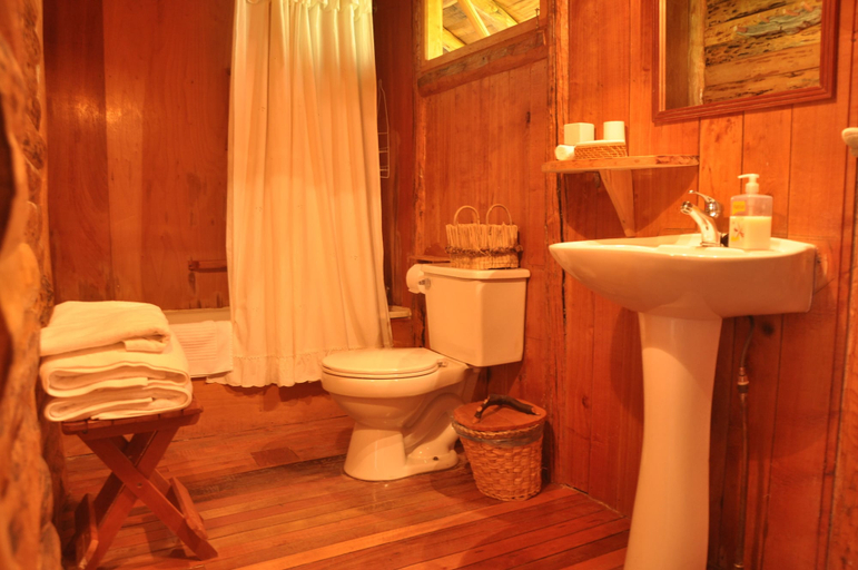 Bathroom 4, Mallin Colorado Ecolodge, General Carrera