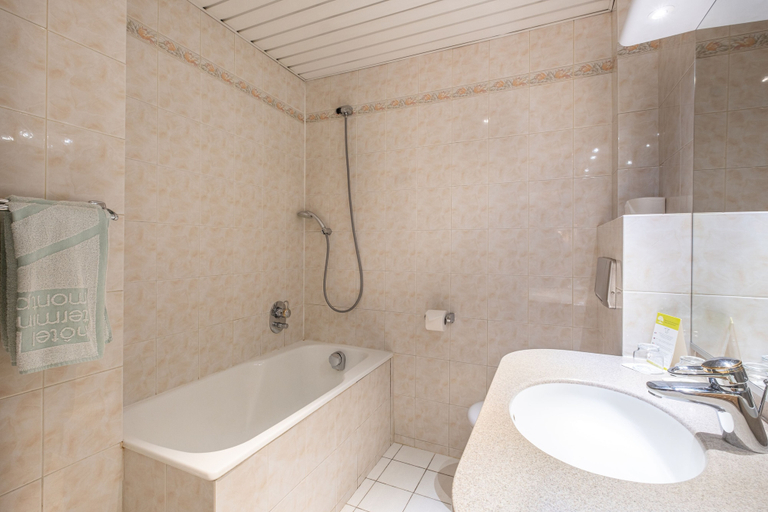 Bathroom 4, Hôtel Terminus Montparnasse, Paris