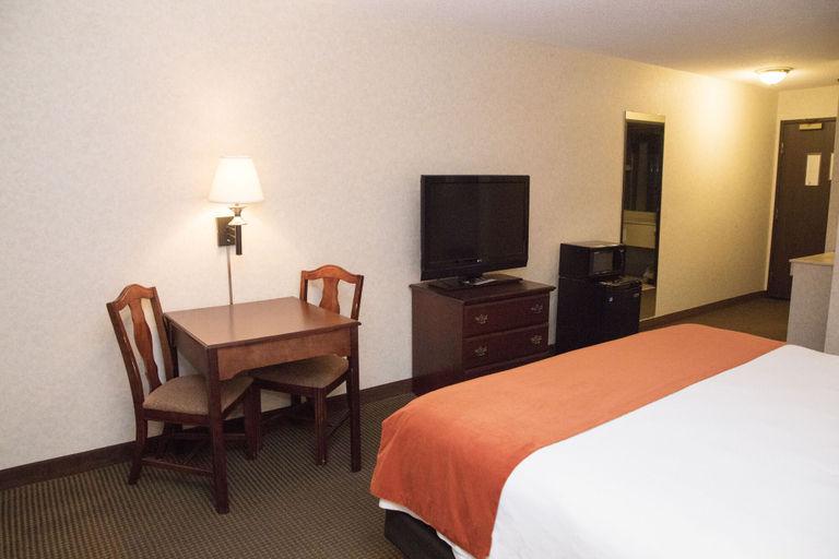 Bedroom 4, Grand Hinckley Inn, Pine