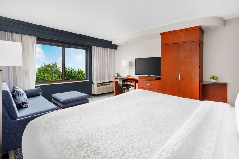 Bedroom 4, Courtyard by Marriott Manchester - Boston Regional Airport, Hillsborough