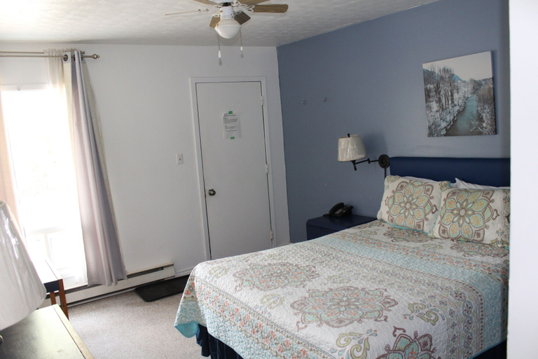 Bedroom 2, Two Rivers Motel, Nipissing
