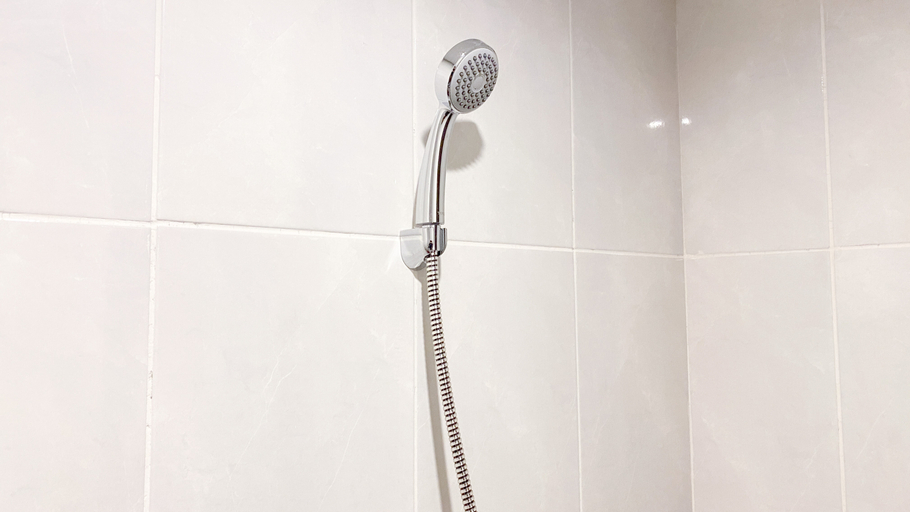 Bathroom 5, Cozy and Well Designed Studio Serpong Garden Apartment By Travelio, Tangerang