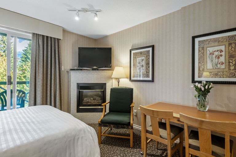 Bedroom 3, Pinnacle Hotel Whistler Village, Squamish-Lillooet