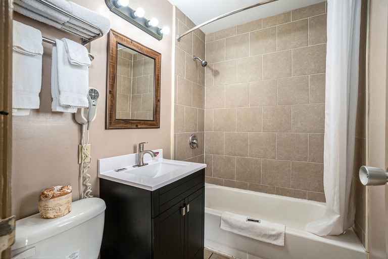Bathroom 3, Great Lakes Inn and Suites, Van Buren